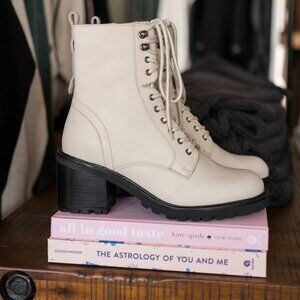 NWT Seychelles Irresistible Lug Sole Combat Boot in Off White - Size 6